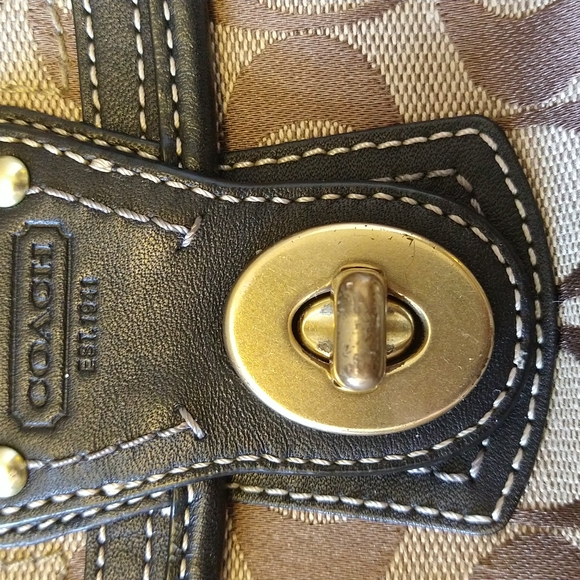 VGUC. Coach Vintage wristlet. - Picture 6 of 7